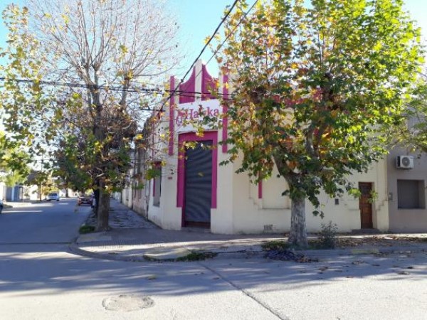 Casa con local en  microcentro de Loberia - acepta valores