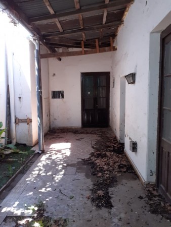 Casa con local en  microcentro de Loberia - acepta valores