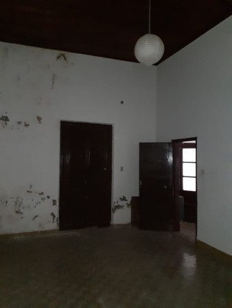Casa con local en  microcentro de Loberia - acepta valores