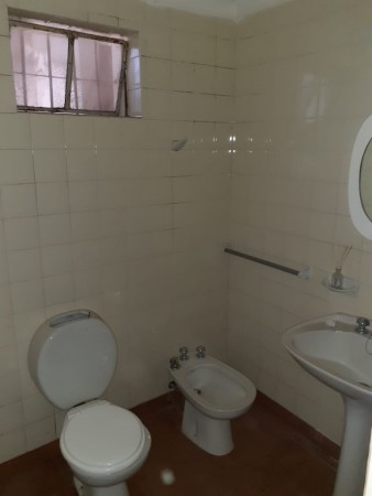 Casa con local en  microcentro de Loberia - acepta valores