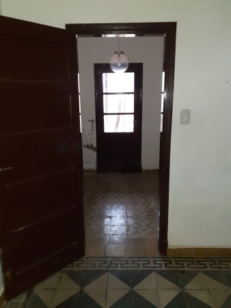 Casa con local en  microcentro de Loberia - acepta valores