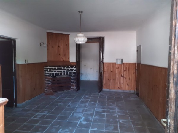 Casa con local en  microcentro de Loberia - acepta valores