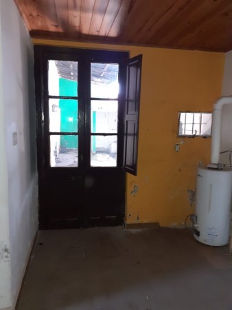 Casa con local en  microcentro de Loberia - acepta valores