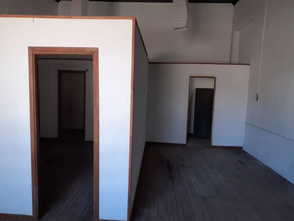 Casa con local en  microcentro de Loberia - acepta valores