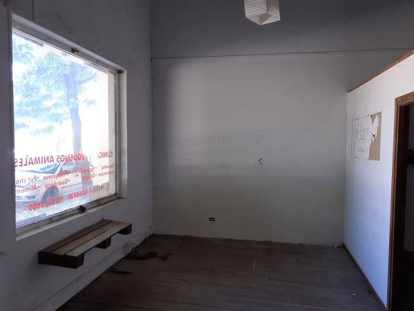 Casa con local en  microcentro de Loberia - acepta valores