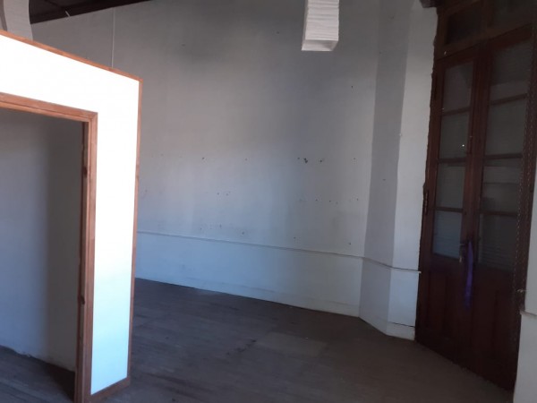 Casa con local en  microcentro de Loberia - acepta valores