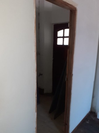Casa con local en  microcentro de Loberia - acepta valores