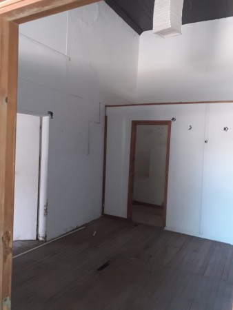 Casa con local en  microcentro de Loberia - acepta valores