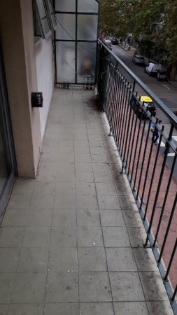 Departamento 2 ambientes con balcón a la calle
