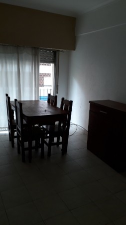 Departamento 2 ambientes con balcón a la calle