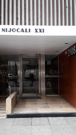 Departamento 2 ambientes con balcón a la calle