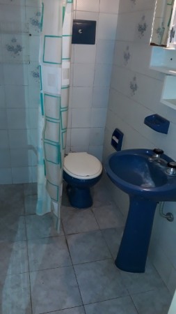 Departamento dos ambientes con balcón a la calle.