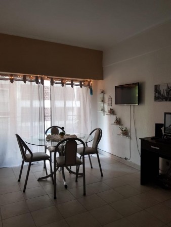 Departamento dos ambientes con balcón a la calle.