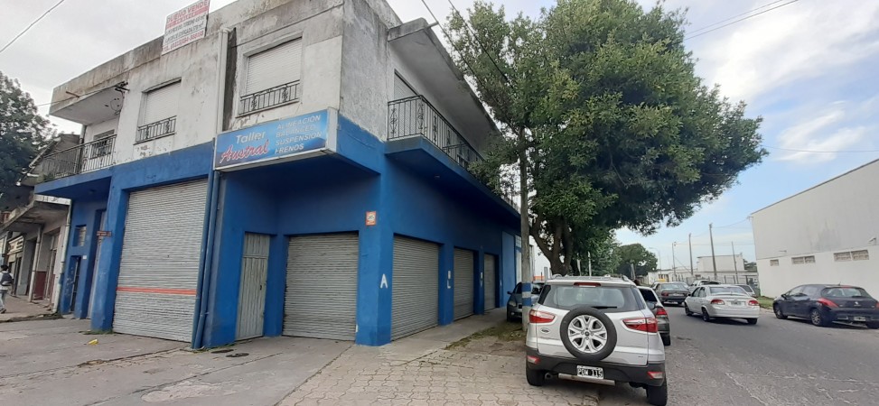 Venta importante inmueble sobre Av Juan b Justo esquina Bronzini con dos amplios departamentos en 1er piso