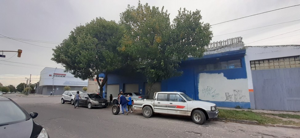 Venta importante inmueble sobre Av Juan b Justo esquina Bronzini con dos amplios departamentos en 1er piso