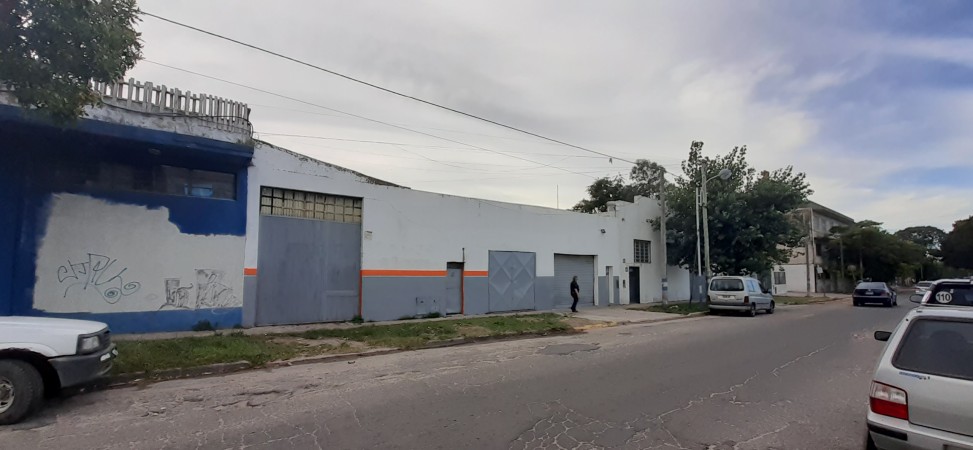 Venta importante inmueble sobre Av Juan b Justo esquina Bronzini con dos amplios departamentos en 1er piso
