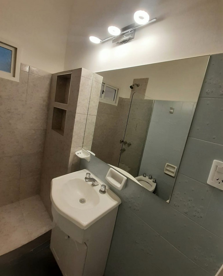 VENTA DOS AMBIENTES CONTRA-FRENTE, PLANTA BAJA. CORRIENTES 2100