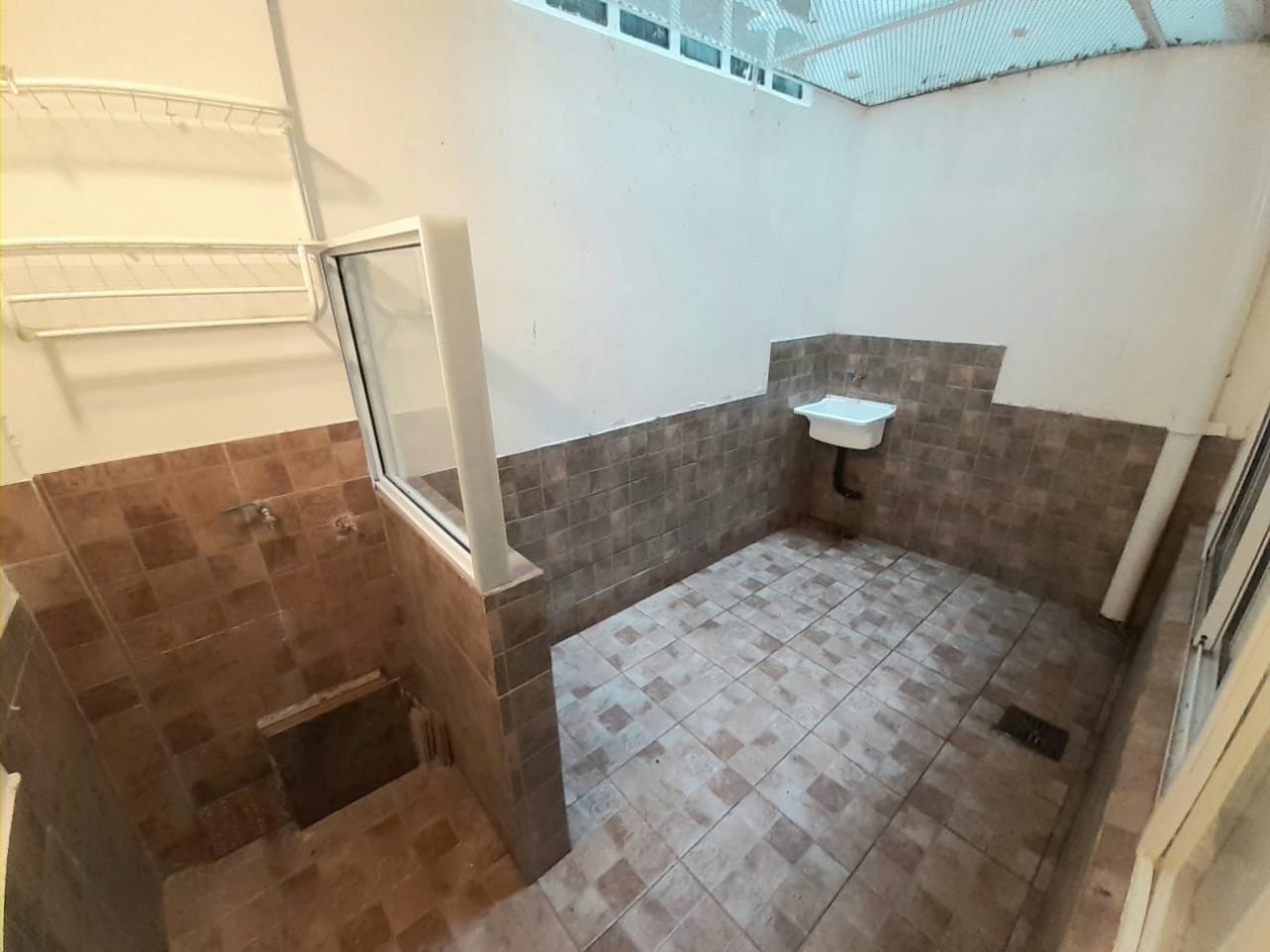 VENTA DOS AMBIENTES CONTRA-FRENTE, PLANTA BAJA. CORRIENTES 2100