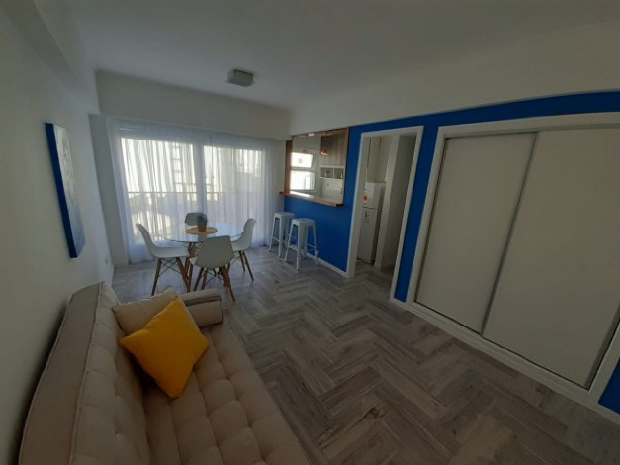 VENTA UN AMBIENTE A LA CALLE CON BALCON, RECICLADO A NUEVO.