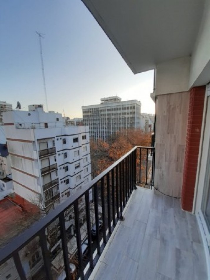 VENTA UN AMBIENTE A LA CALLE CON BALCON, RECICLADO A NUEVO.