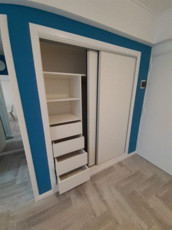 VENTA UN AMBIENTE A LA CALLE CON BALCON, RECICLADO A NUEVO.