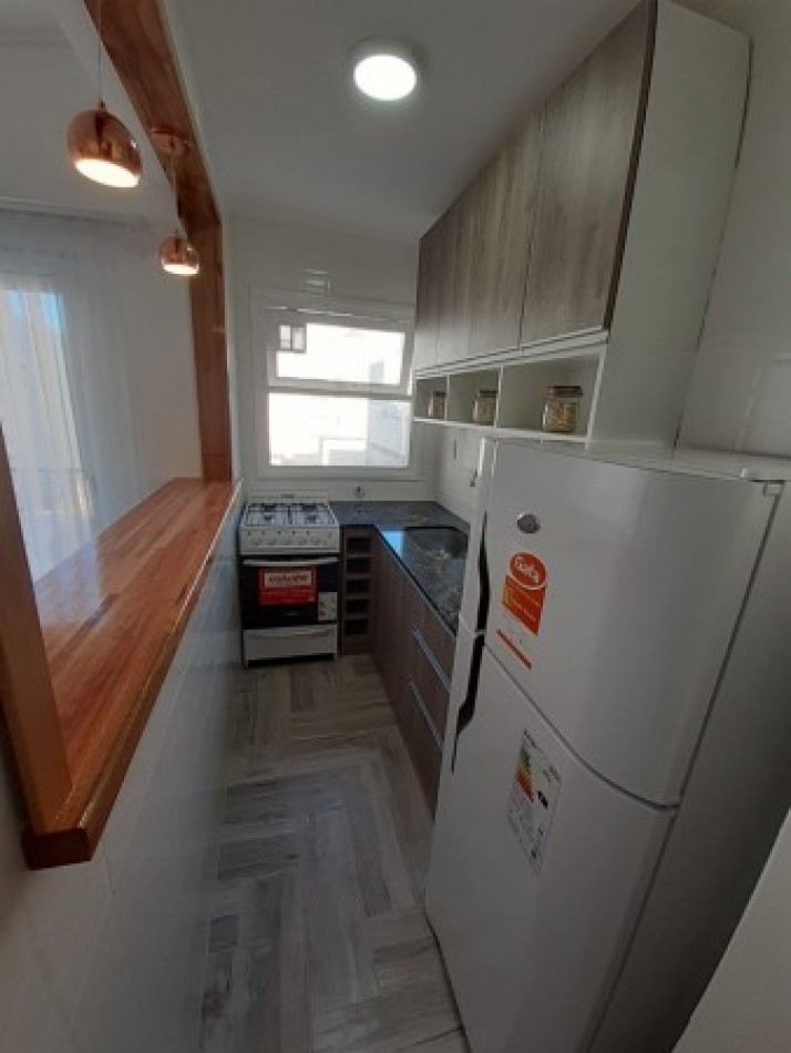 VENTA UN AMBIENTE A LA CALLE CON BALCON, RECICLADO A NUEVO.