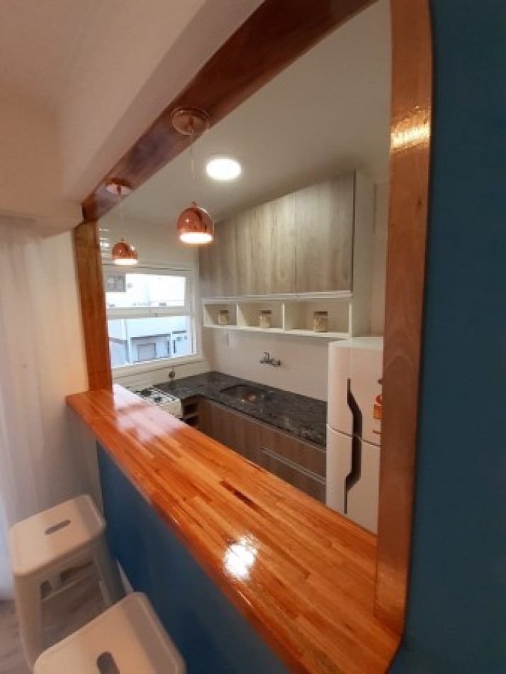VENTA UN AMBIENTE A LA CALLE CON BALCON, RECICLADO A NUEVO.