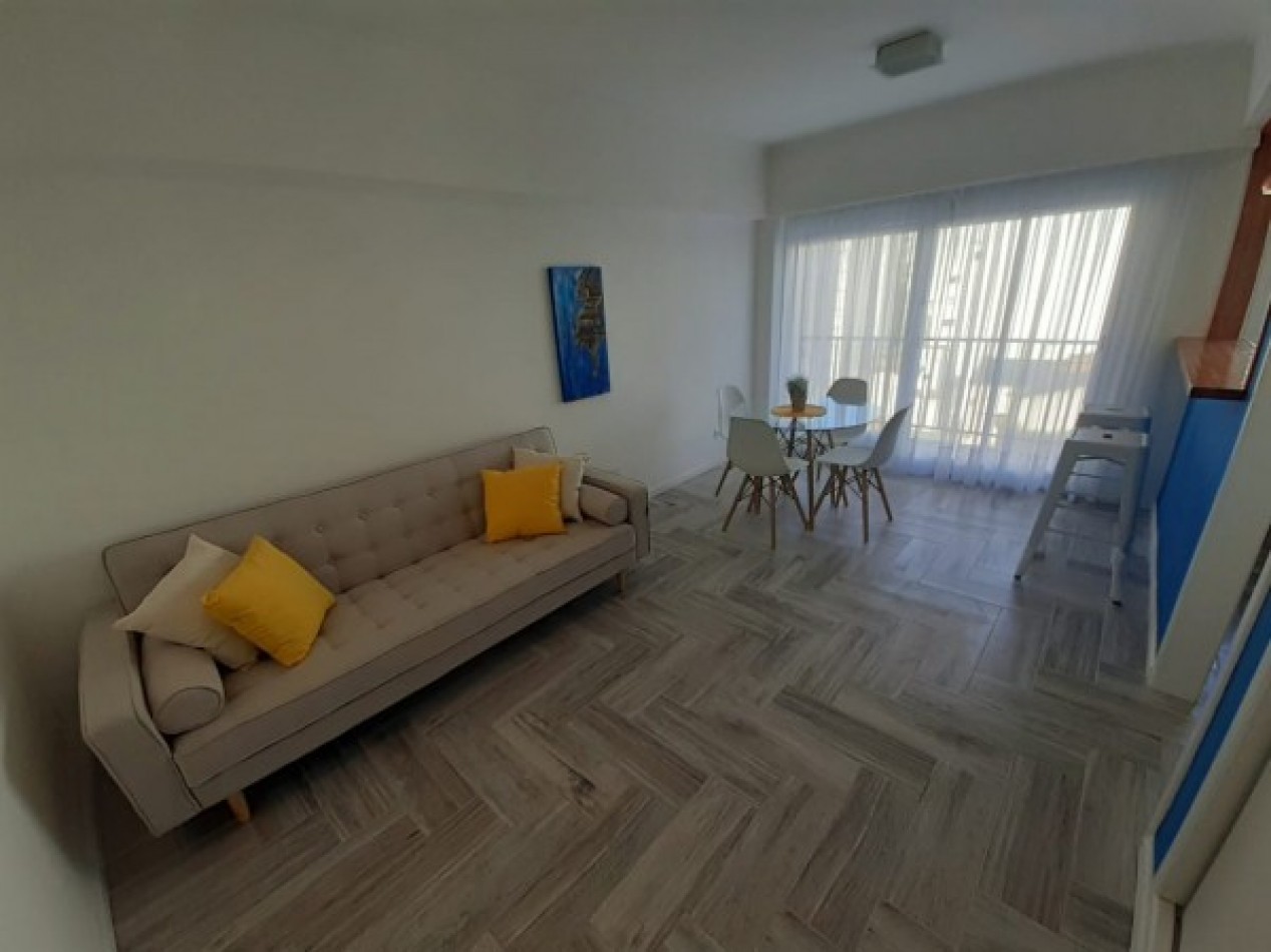VENTA UN AMBIENTE A LA CALLE CON BALCON, RECICLADO A NUEVO.