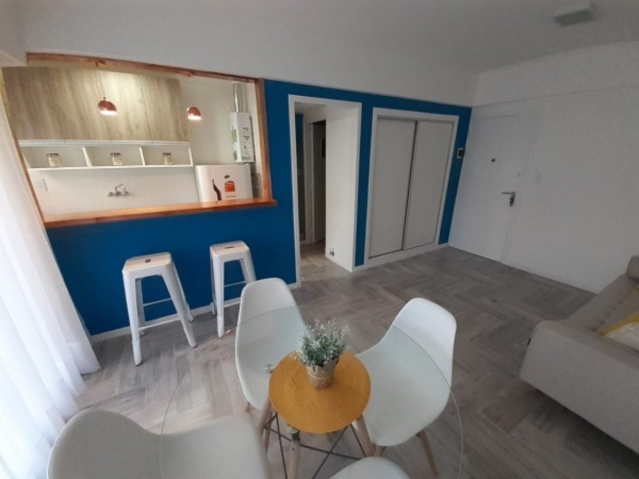 VENTA UN AMBIENTE A LA CALLE CON BALCON, RECICLADO A NUEVO.