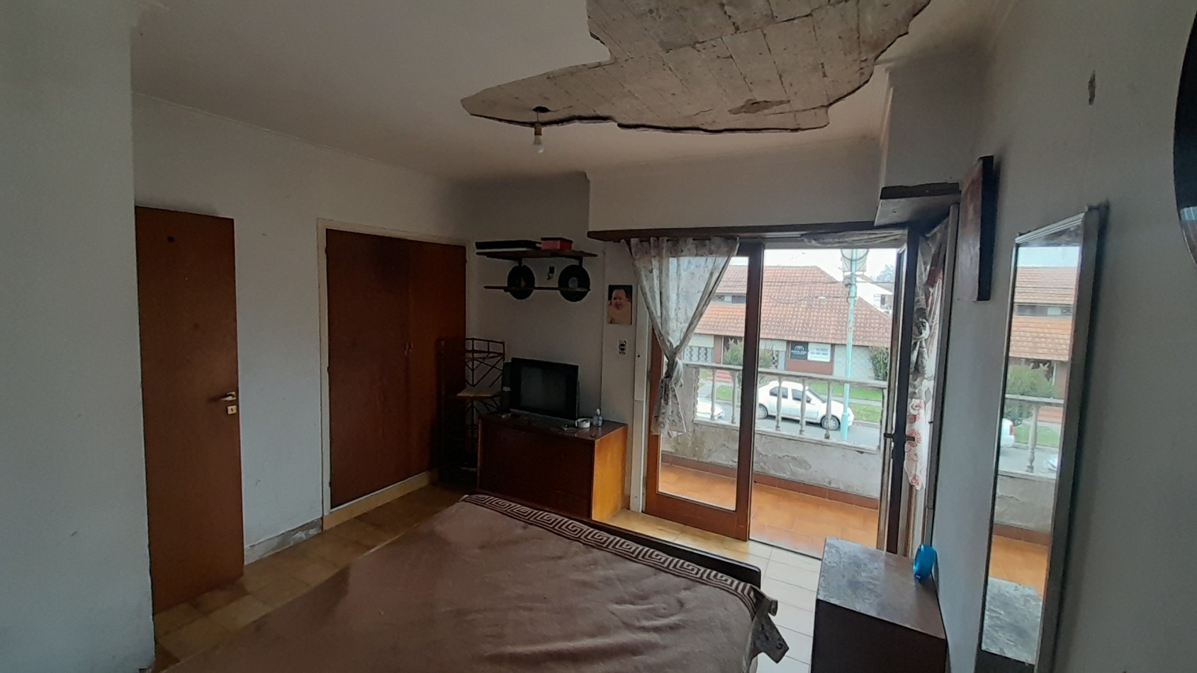 VENTA CHALET PARQUE LURO!  OCHO AMBIENTES MAS COCHERA-- "A RECICLAR" - ACEPTA VALORES