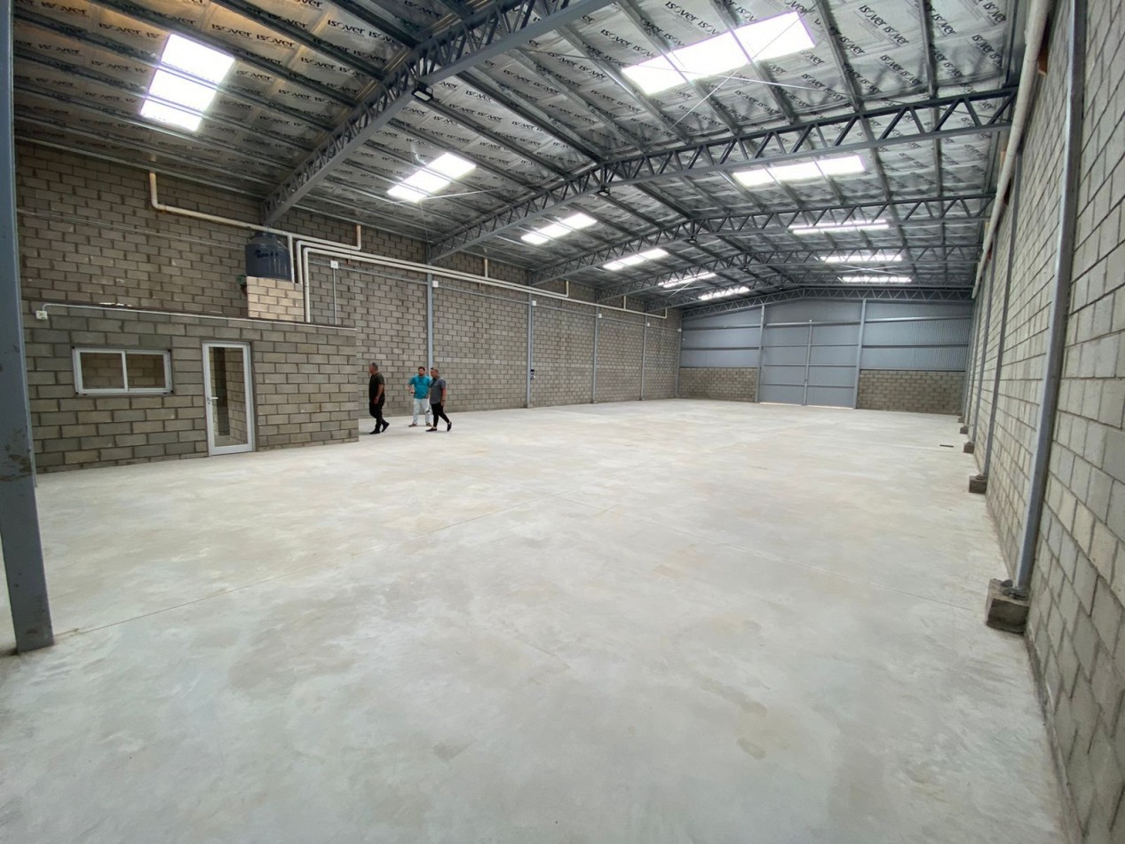 VENTA: GRAN GALPON NUEVO 550 M2. CUBIERTOS SOBRE LOTE DE 750 M2. EN LA CIUDAD DE  BALCARCE