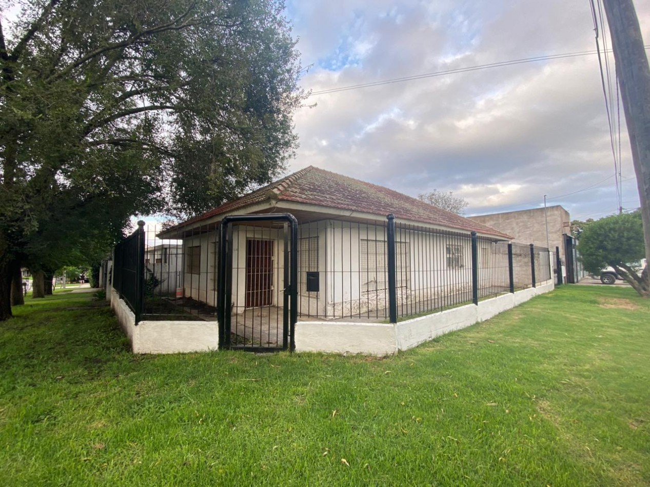 VENTA CHALET 5 AMBIENTES + COCHERA Y PARQUE EN BERMEJO Y SICILIA