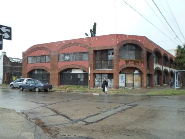 VENTA LOCAL COMERCIAL EN ESQUINA  JUAN B. JUSTO Y NEUQUEN - PARA RECICLAR