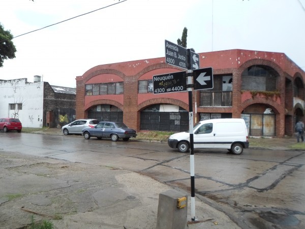 VENTA LOCAL COMERCIAL EN ESQUINA  JUAN B. JUSTO Y NEUQUEN - PARA RECICLAR