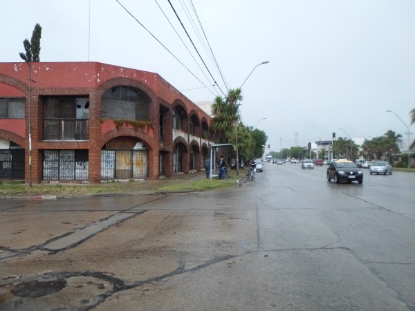 VENTA LOCAL COMERCIAL EN ESQUINA  JUAN B. JUSTO Y NEUQUEN - PARA RECICLAR