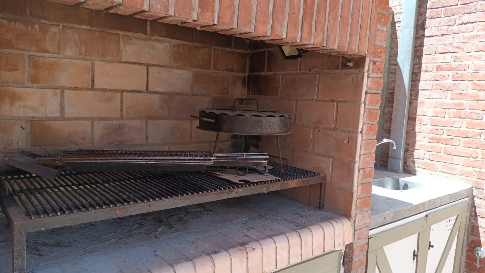 CHALET 4 AMBIENTES + COCHERA 3 AUTOS + PARRILLA - PH A LA CALLE EN LO MEJOR DE PINAMAR