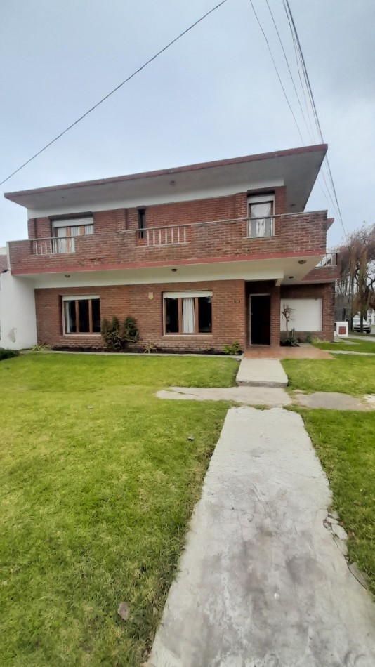 VENTA CHALET PARQUE LURO!  OCHO AMBIENTES MAS COCHERA-- "A RECICLAR" - ACEPTA VALORES