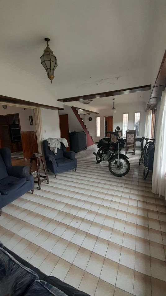 VENTA CHALET PARQUE LURO!  OCHO AMBIENTES MAS COCHERA-- "A RECICLAR" - ACEPTA VALORES