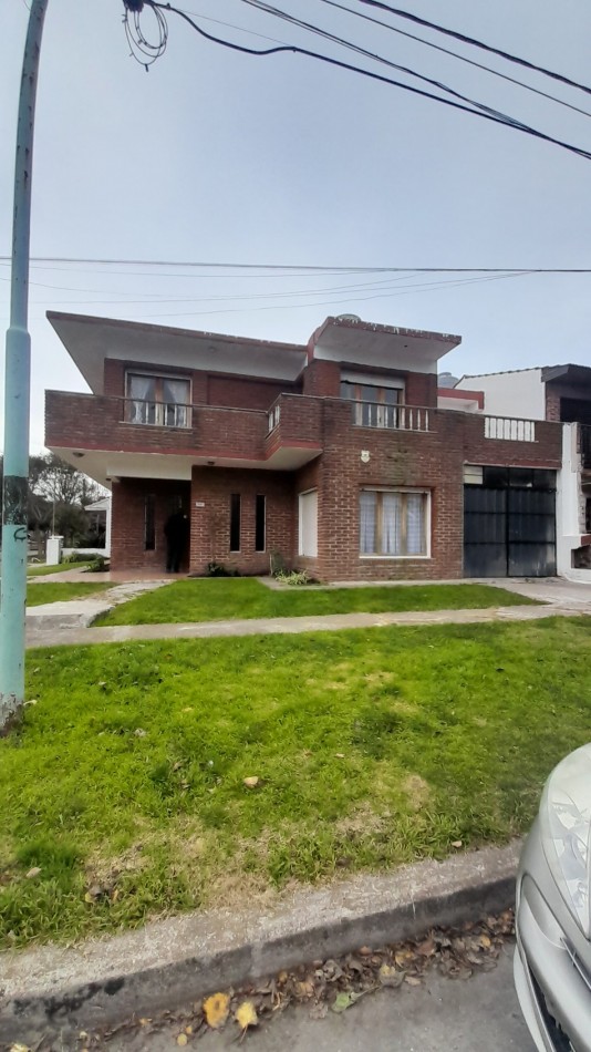 VENTA CHALET PARQUE LURO!  OCHO AMBIENTES MAS COCHERA-- "A RECICLAR" - ACEPTA VALORES