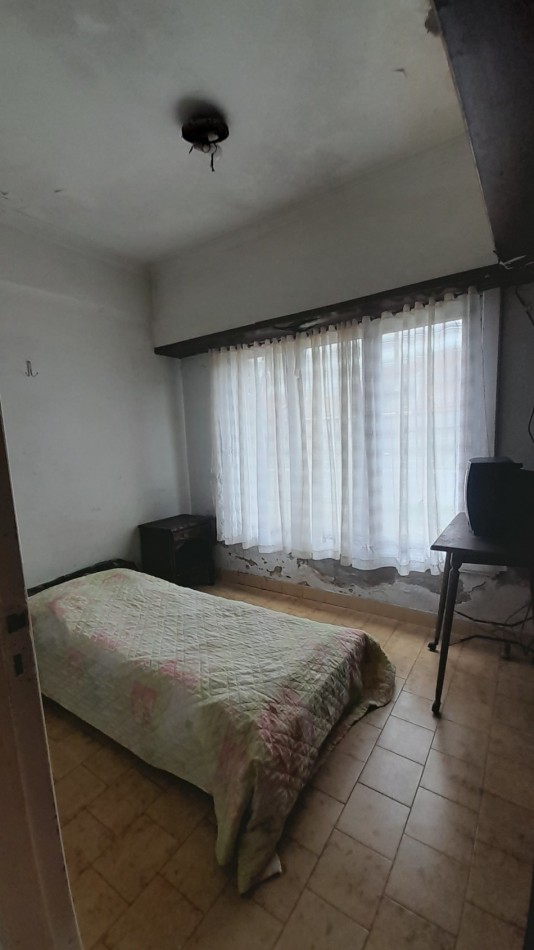 VENTA CHALET PARQUE LURO!  OCHO AMBIENTES MAS COCHERA-- "A RECICLAR" - ACEPTA VALORES