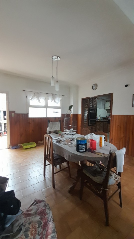 VENTA CHALET PARQUE LURO!  OCHO AMBIENTES MAS COCHERA-- "A RECICLAR" - ACEPTA VALORES