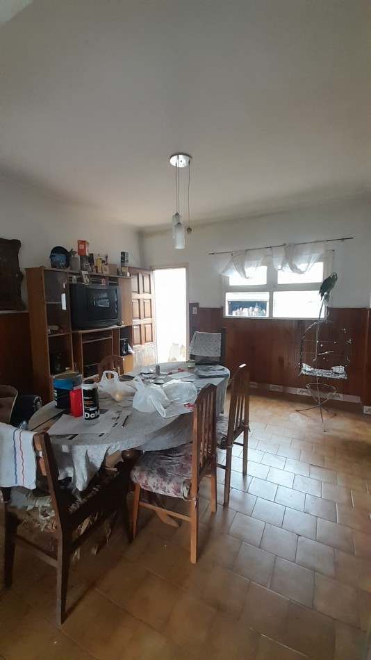 VENTA CHALET PARQUE LURO!  OCHO AMBIENTES MAS COCHERA-- "A RECICLAR" - ACEPTA VALORES