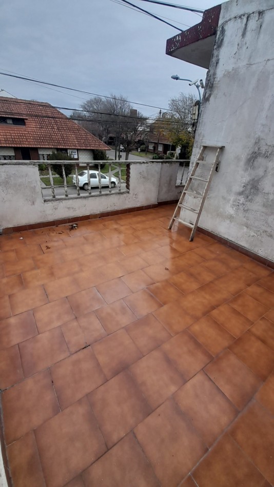 VENTA CHALET PARQUE LURO!  OCHO AMBIENTES MAS COCHERA-- "A RECICLAR" - ACEPTA VALORES