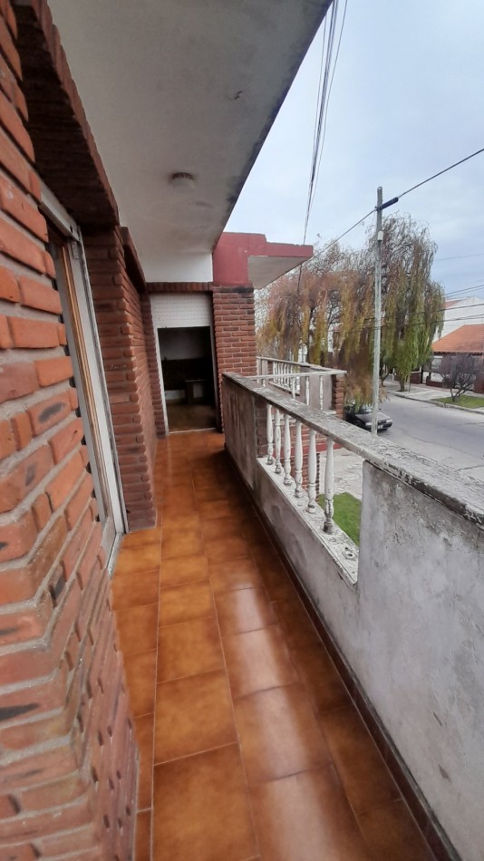 VENTA CHALET PARQUE LURO!  OCHO AMBIENTES MAS COCHERA-- "A RECICLAR" - ACEPTA VALORES