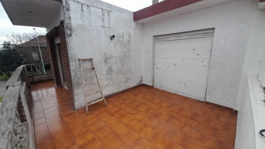 VENTA CHALET PARQUE LURO!  OCHO AMBIENTES MAS COCHERA-- "A RECICLAR" - ACEPTA VALORES