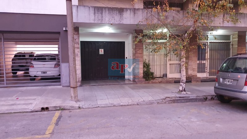 EN VENTA COCHERA 