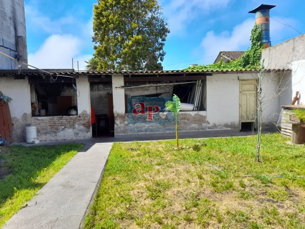 VENTA SOBRE AVENIDA MUYYY COMERCIAL CHALET CON DEPARTAMENTO 10.39X35.50