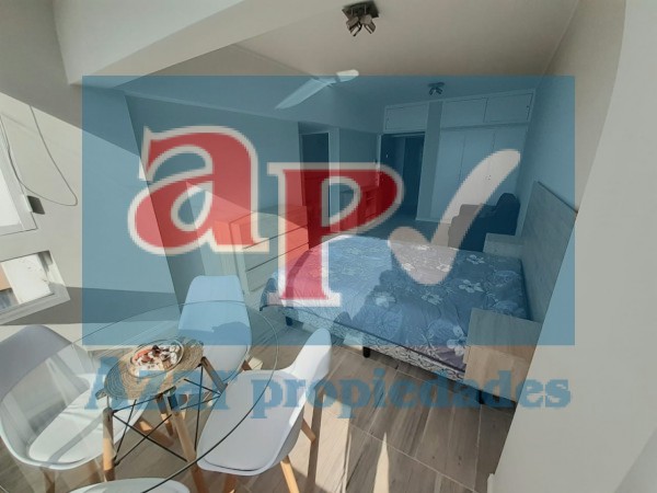 VENTA Un ambiente externo con vista al mar y cochera.