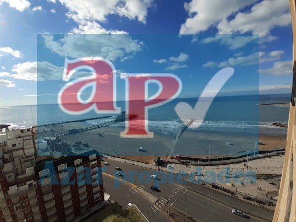 VENTA Un ambiente externo con vista al mar y cochera.