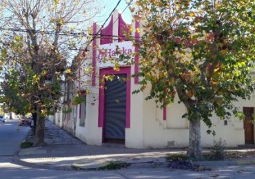 Casa con local en  microcentro de Loberia - acepta valores